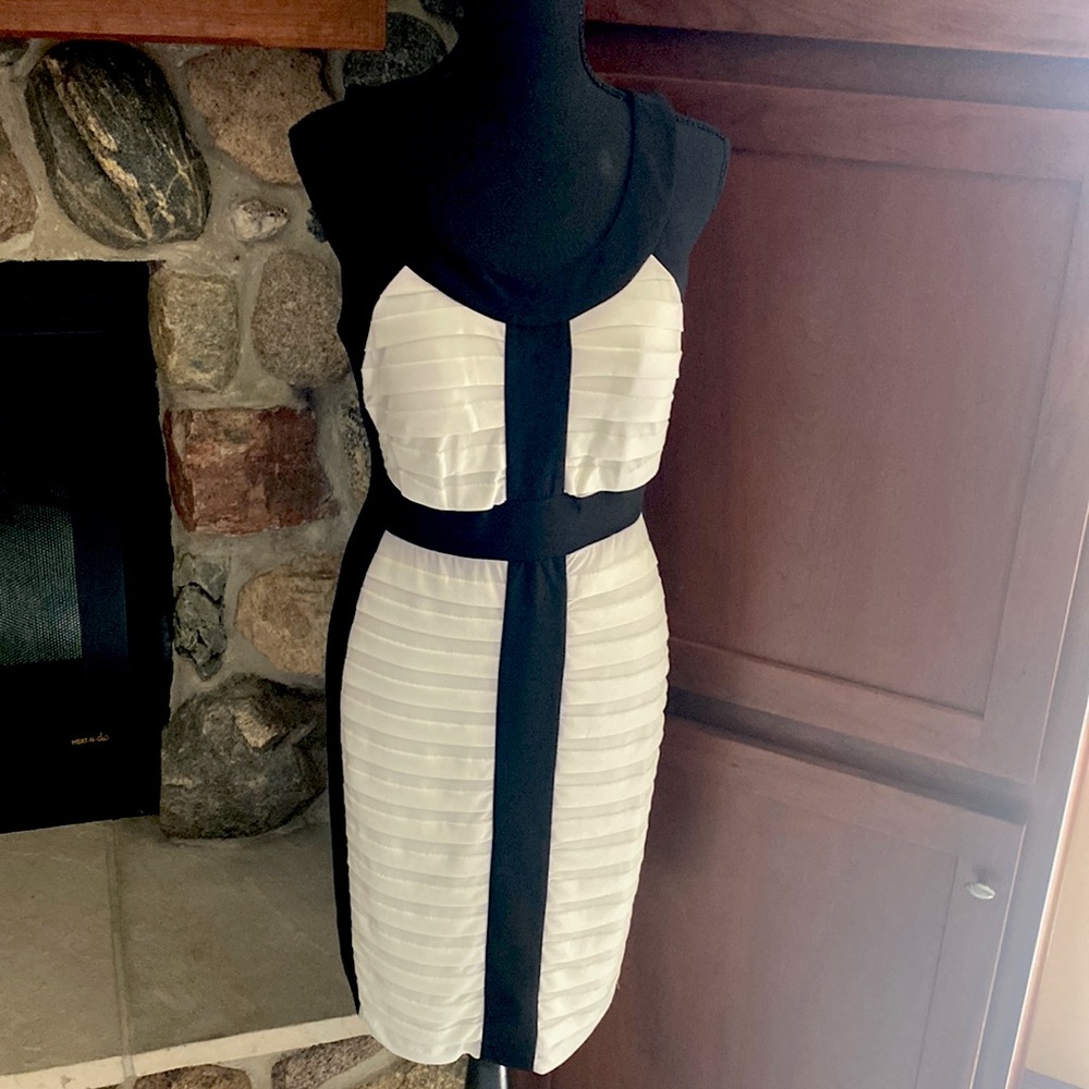 Black & creamy white sleeveless dress 🌺 Connected, size 8
